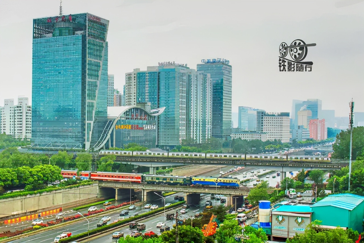 火车来了行人车辆请注意安全,行人车辆请注意火车就要来了