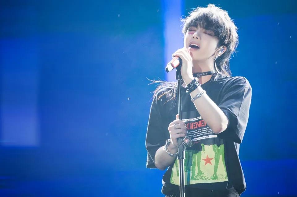 华晨宇被爆出轨整容，内娱嫂子锤渣男，终于开始内卷了