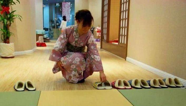 在日本进屋被要求拖鞋，中国游客：我脚臭熏人，日本人假装闻不到