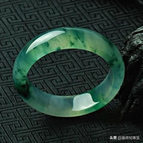 挑选飘花手镯注意的点,冰种帝王紫飘花翡翠手镯