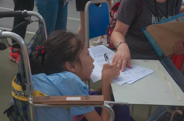 即使因非典而被限制在轮椅上，女孩仍热爱生活，以607分考入川外