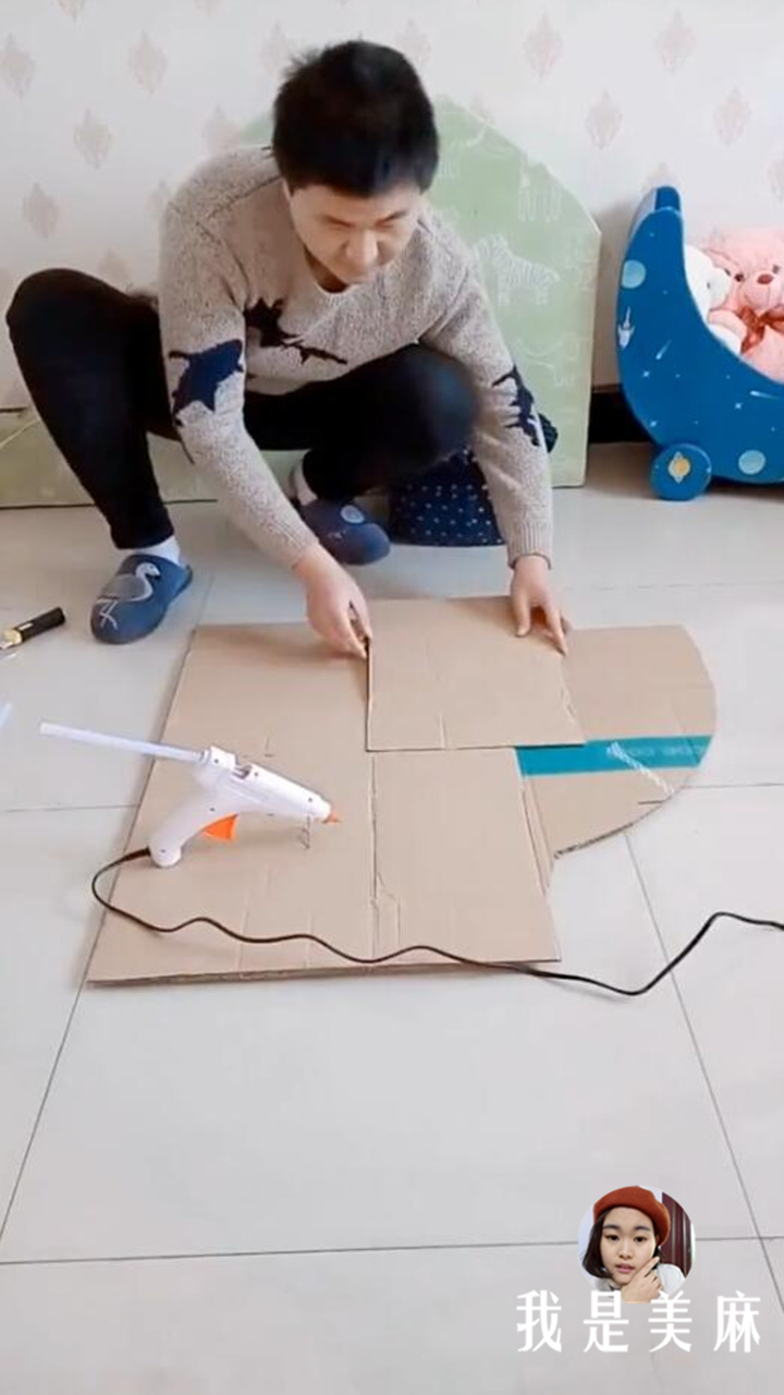 爸爸用纸箱给孩子做玩具,爸爸用废纸箱做汽车玩具