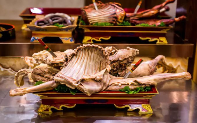 草原上的城市乌兰浩特,草原上升起不落的太阳夕阳正红