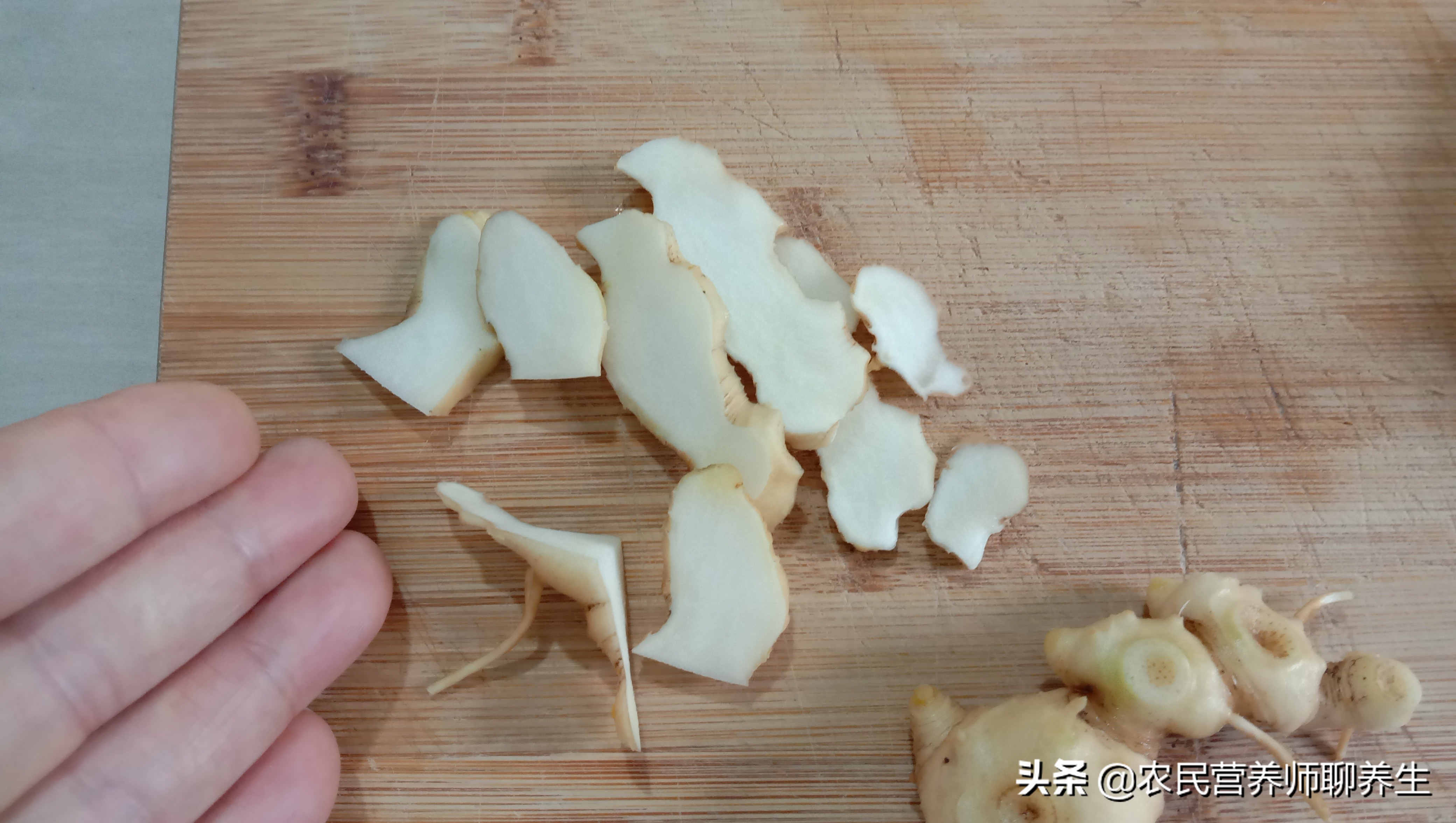 农民叫它“鸡头参”,加枸杞煮水,让爷爷童颜焕发,值得一看