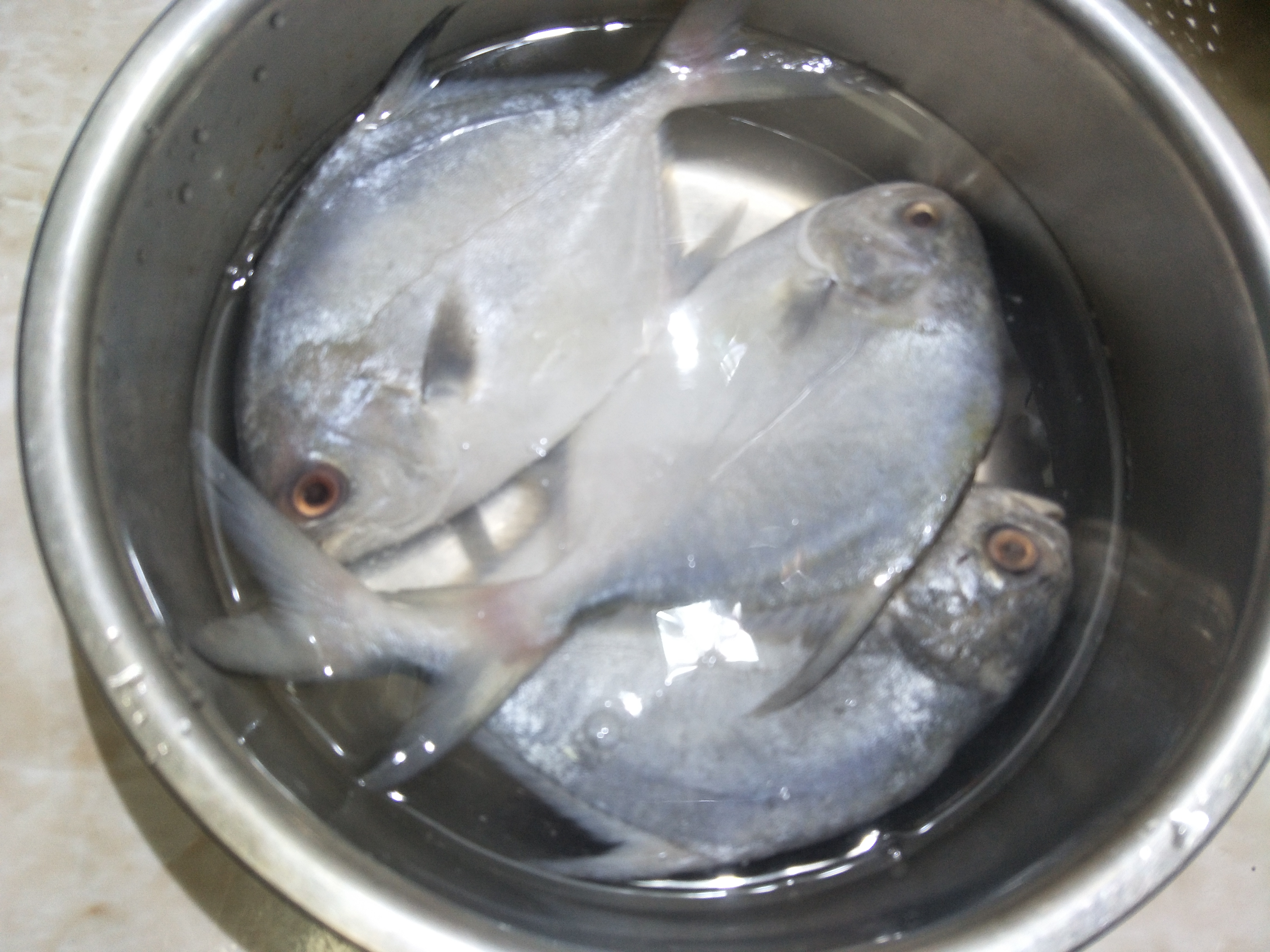 煎鱼怎么不粘锅不掉皮绝招,煎鱼不粘锅掉皮简单方法