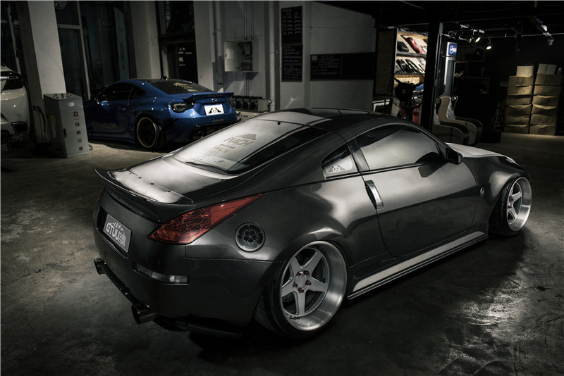 暗黑350Z邂逅冷面女郎 力量感爆棚