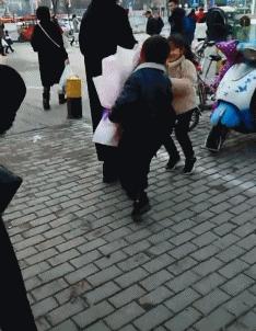 搞笑GIF动图:小姐姐,你体验木乃伊的制作过程,能坚持几分钟