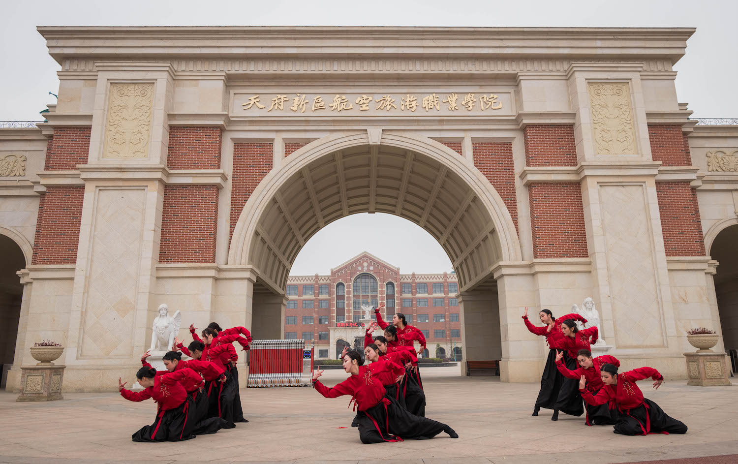绌哄鐬棿鍙樿韩濂冲叺,绌哄蹇棯鏄ョ鑸┖