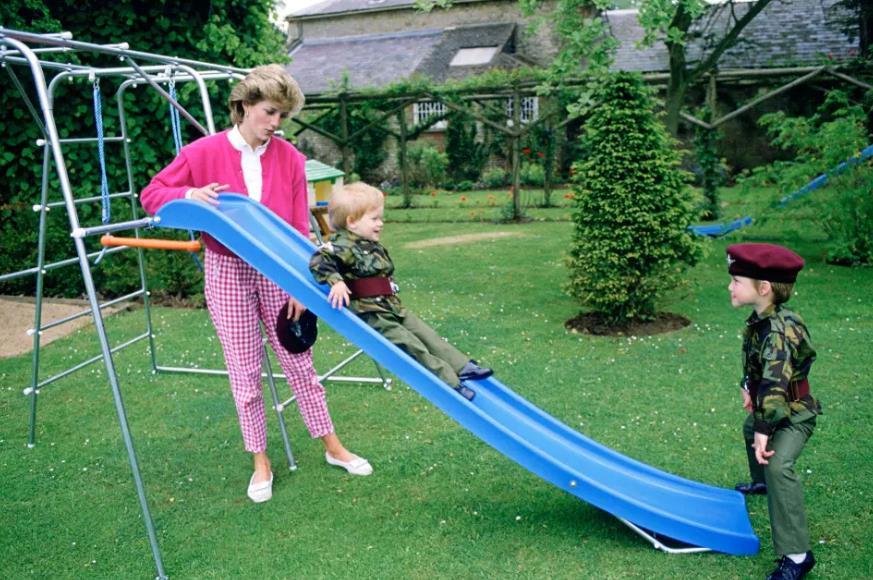 当王室成员打开大门在家里拍照时,我们才终可以一睹他们的豪宅