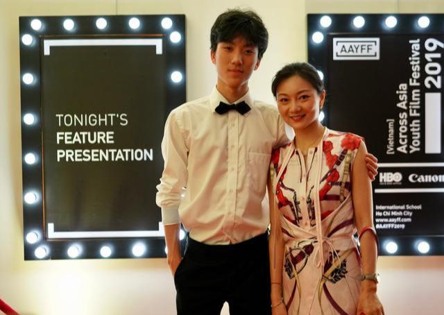 她生在棚户区，19嫁50岁张艺谋连生3子，今38岁贵气十足超巩俐