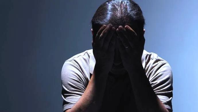 突然间长白癜风怎么回事,身上出现小白点医生说是白癜风