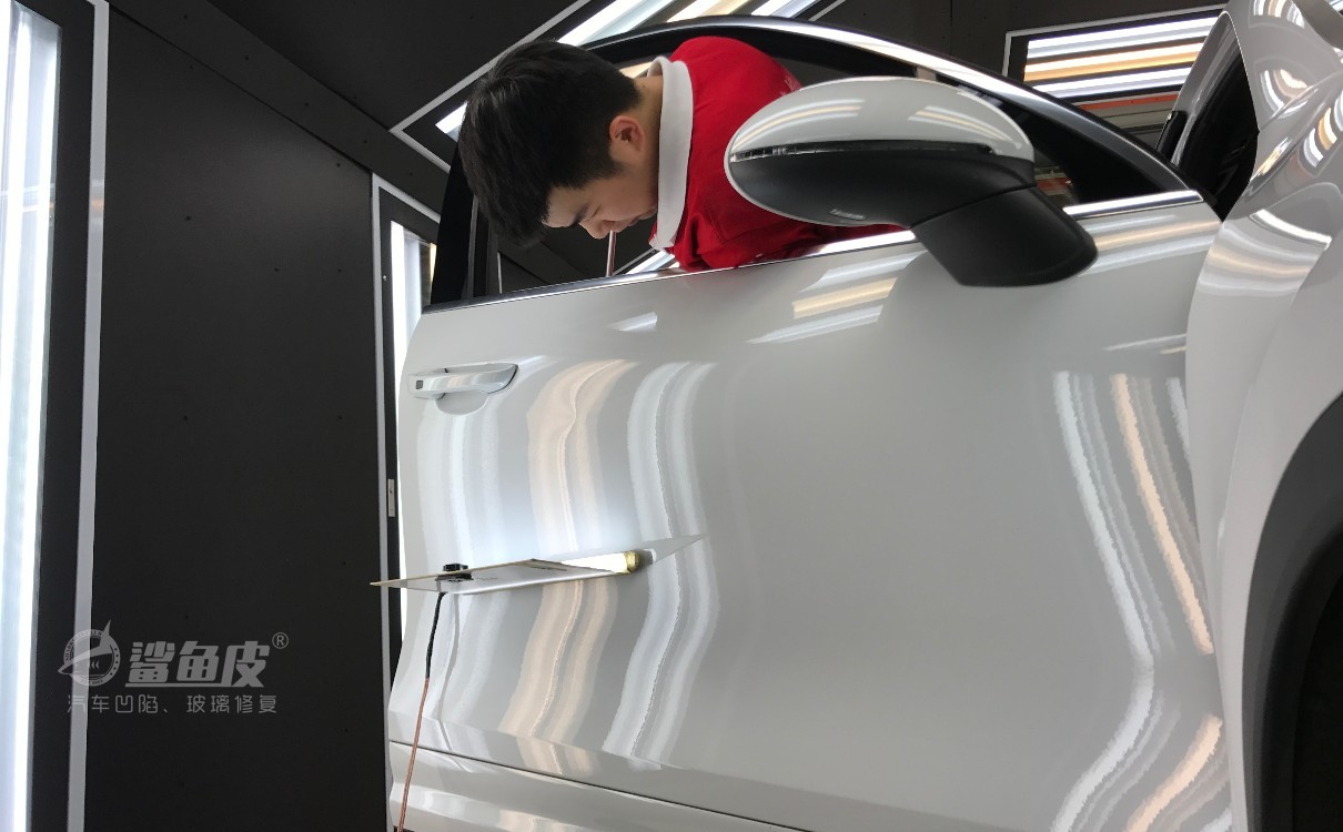 车门刮蹭凹陷补漆修复多少钱,长条凹陷疤痕无痕修复