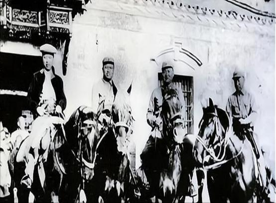 51年毛主席三次怒发批示！亲临秘书墓前痛哭：祖炎啊，我来看你了