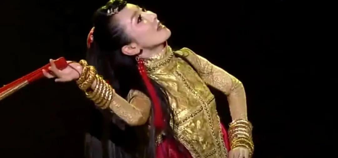 萨顶顶为何能唱那么高,萨顶顶为什么能唱那么高音