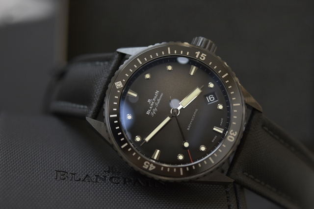 把一台超跑戴在手上,把车捧在手里