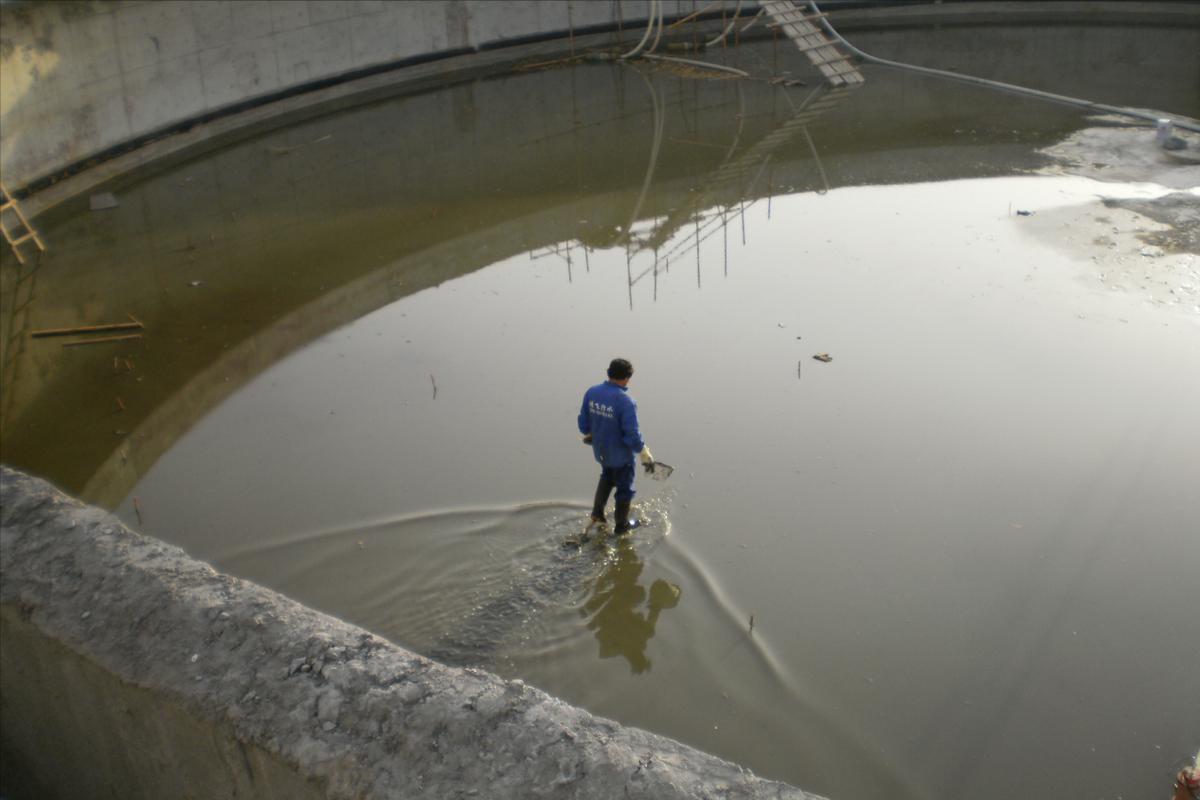 蓄水池漏水用什么补最好,大型蓄水池漏水如何处理