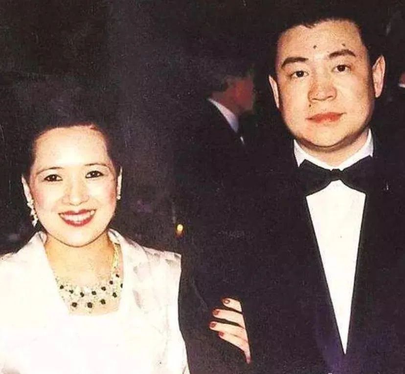 夜店出来的明星，男友女友换着玩，却被拍在沙滩上？｜人物计划26