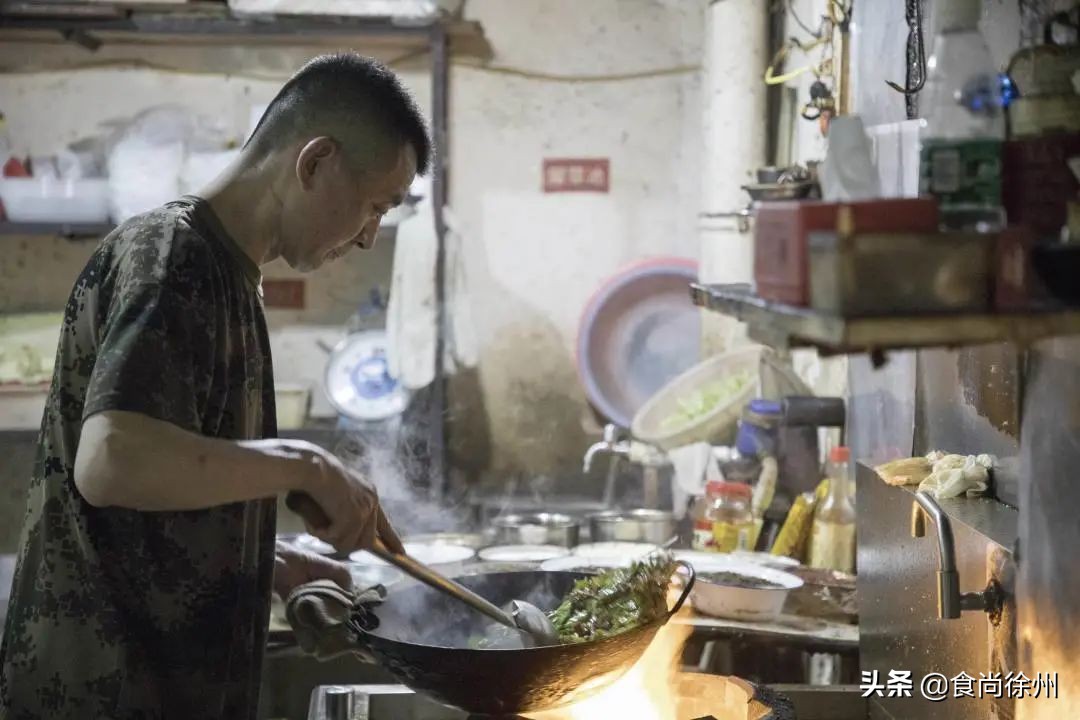 很多人从这家夫妻馆子认识徐州菜，芝麻鸡、沸腾鱼爆辣爆好吃