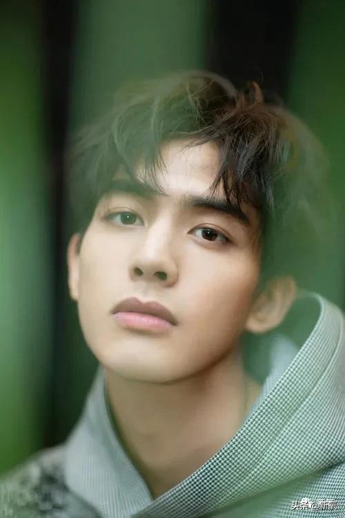 1米8大长腿，抿嘴笑爆红被吹顶级神颜，没想到竟然是照骗...