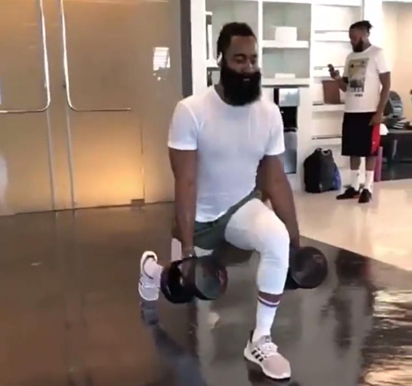 威少哈登赛后,哈登赤膊训练效果