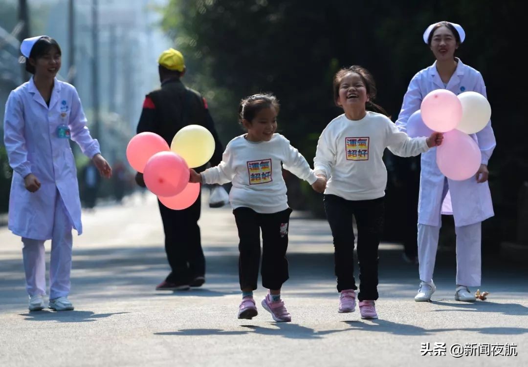 坐骨连体双胞胎多大分离,中国首例坐骨婴儿手术成功完整版
