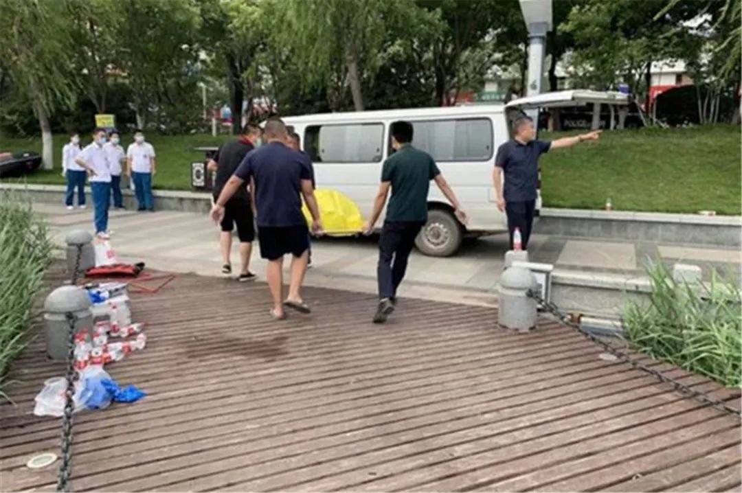 19岁少年因感情跳楼坠亡,全程被拍下,生命和女朋友孰轻孰重?