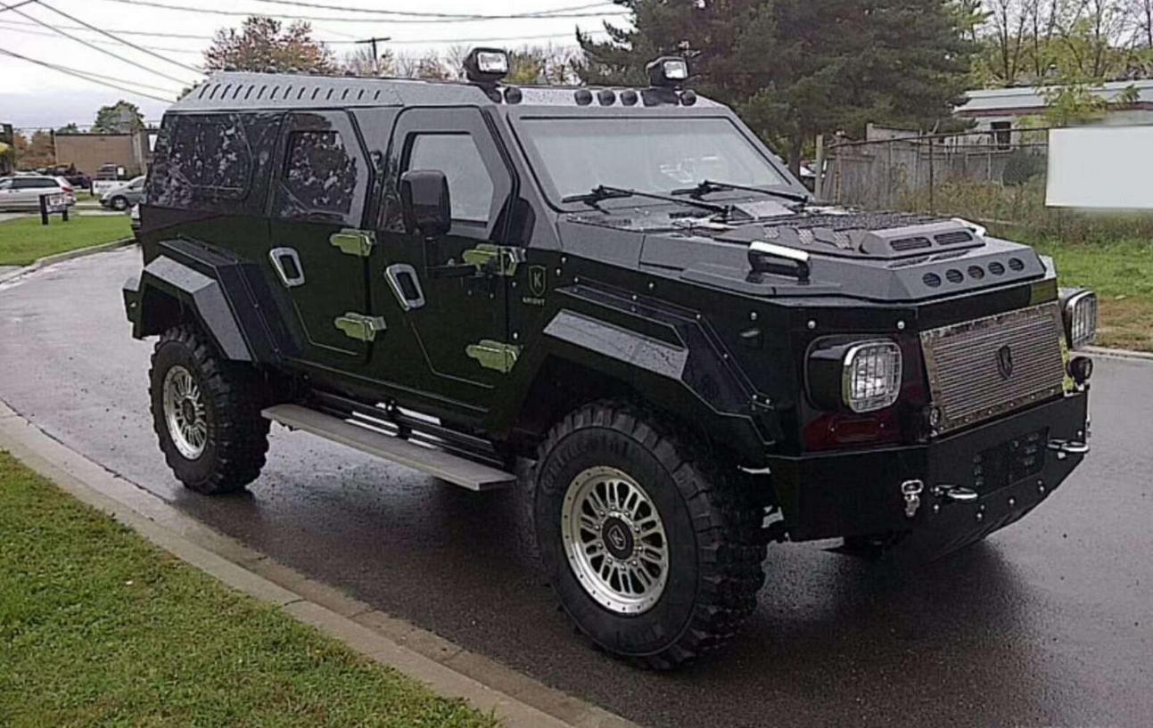 开千万“巨无霸”刚上路就被拦，女车主瞬间上头：凭啥不让我开？