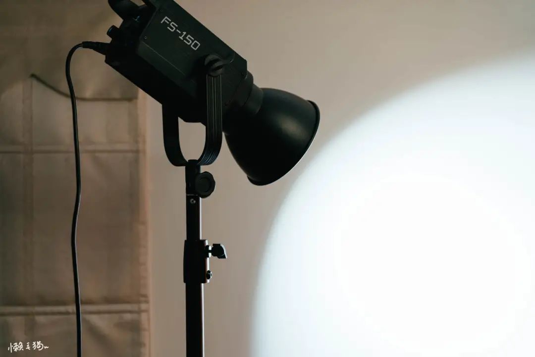摄影灯需要灯泡吗,摄影灯与日光灯的区别