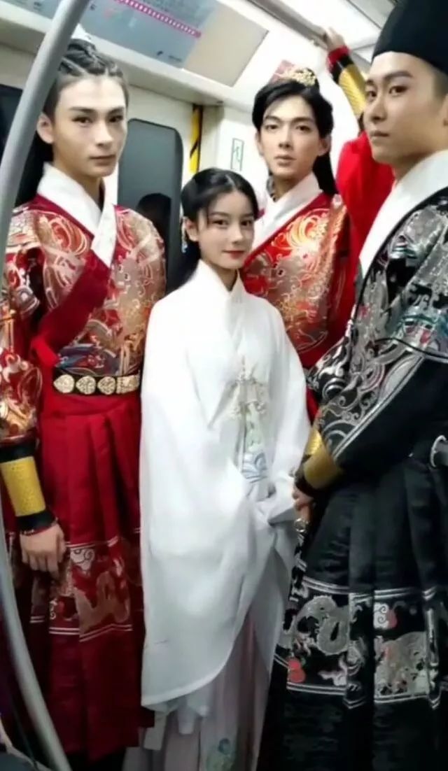 成都的地铁真的很有氛围感,成都的地铁有多浪漫