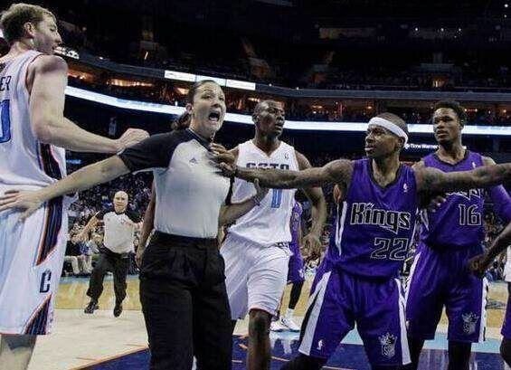 胆是真大！小托马斯多次“袭胸”，早年这一推竟让女裁判尴尬不已