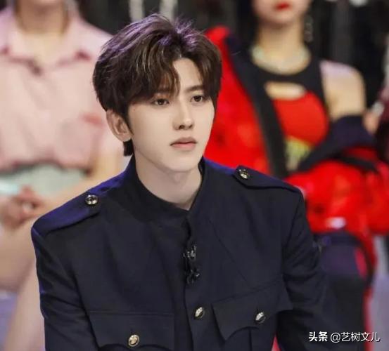 蔡徐坤受伤一点不慌展现硬汉风采,蔡徐坤再度回应p图