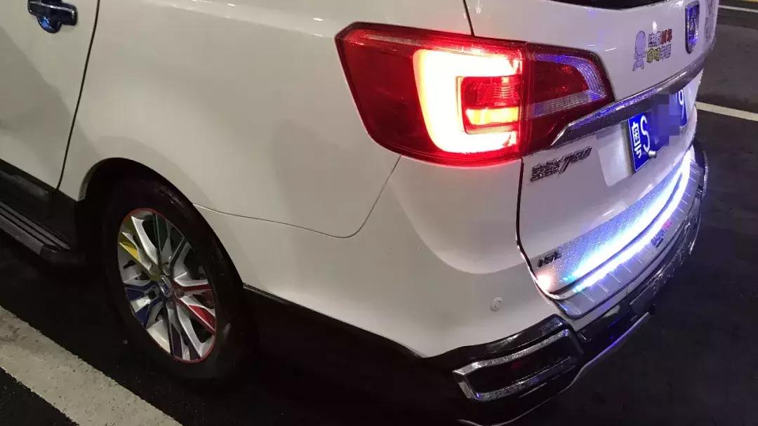 口味太重！小车贴肉麻车贴去办事，刚进城就被抓了……