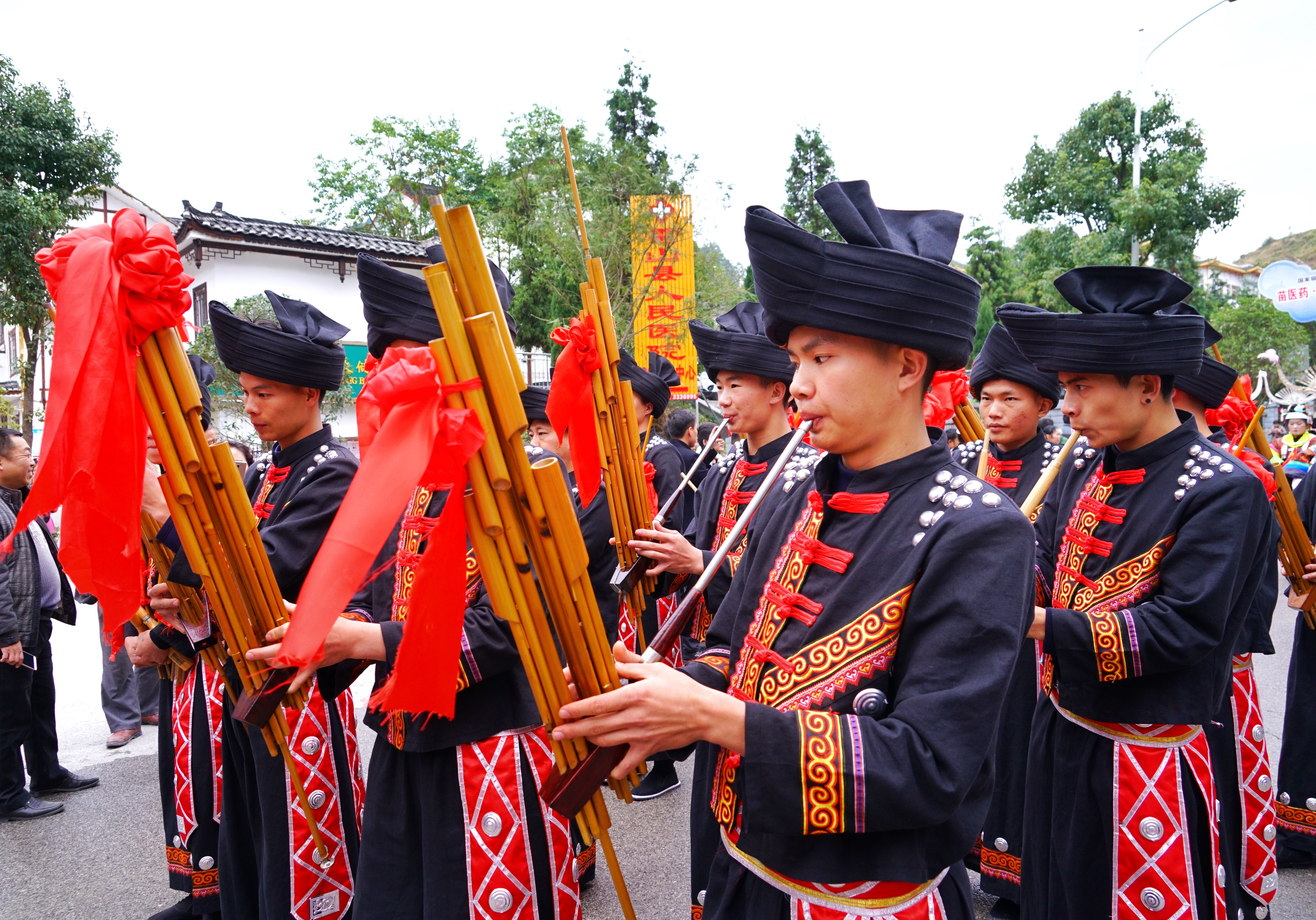 贵州西江千户苗寨节日气息超浓厚,西江千户苗寨春节活动