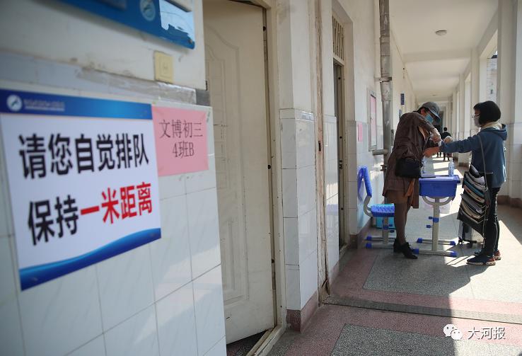 山东一学校食堂火了!一张餐桌4个凳子锁了3个,只容一人孤独地坐着