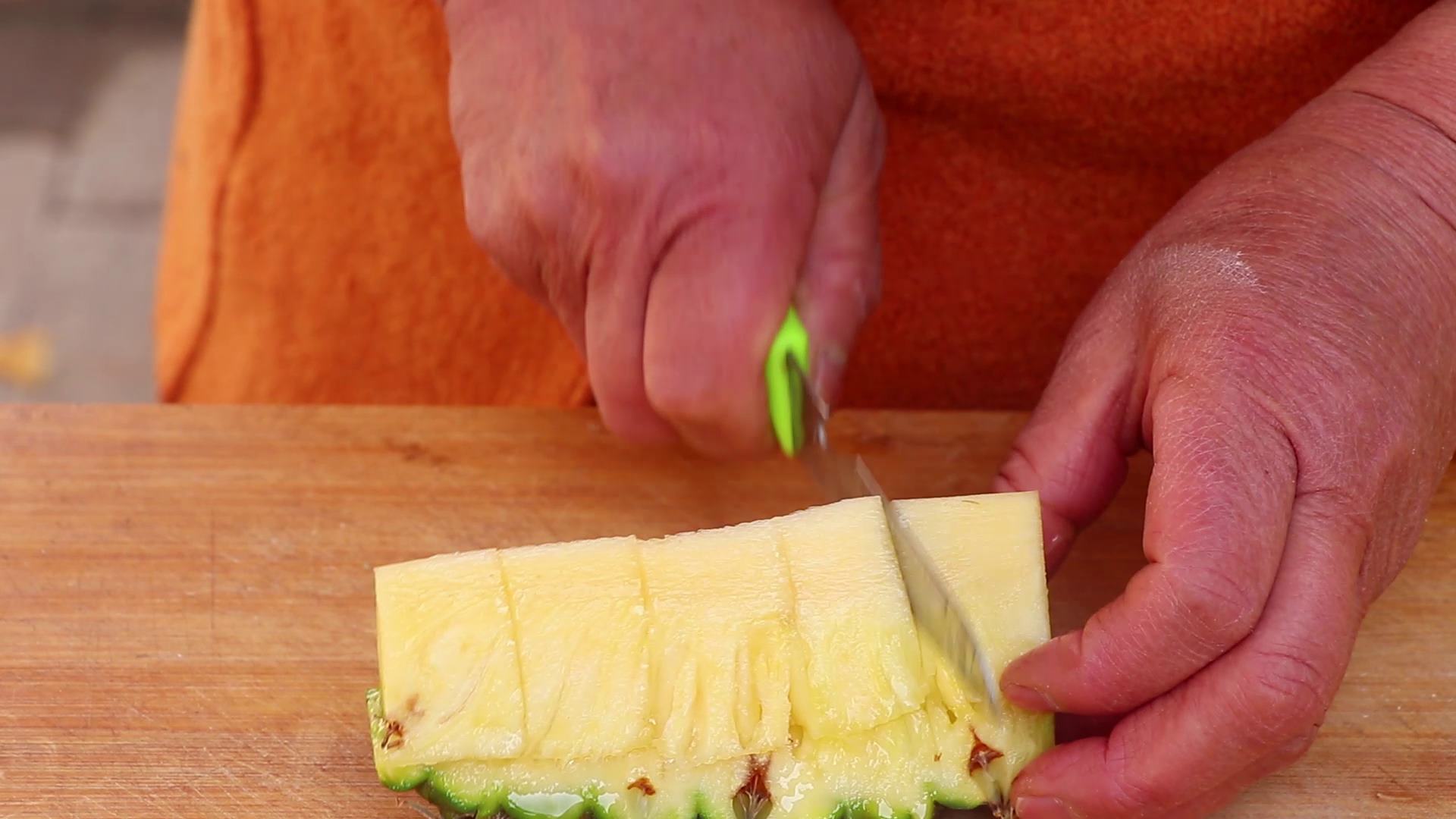 才知道水果是不用去皮的,菠萝不削皮直接切最好的方法