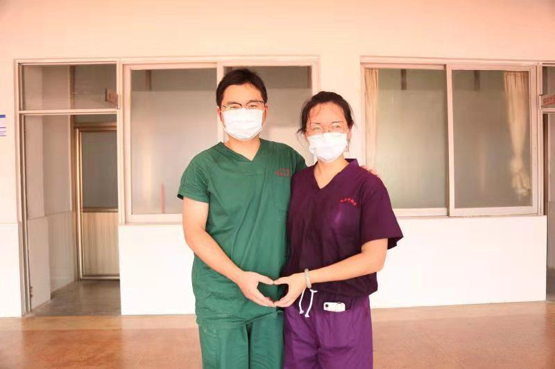 抗疫战场党旗飘扬,抗疫党旗在风雪中飘扬