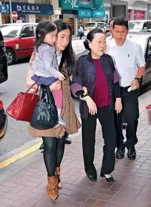 香江传奇：黑皮凸嘴小娱记如何逆袭仪态端庄女首富？