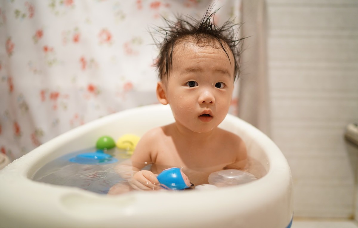 夏天到了，孩子却不爱洗澡？3招，教会家长养出爱干净的宝宝