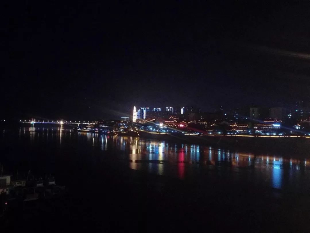 最近好几年没有回到那条印满了我脚板印的沙坪坝正街