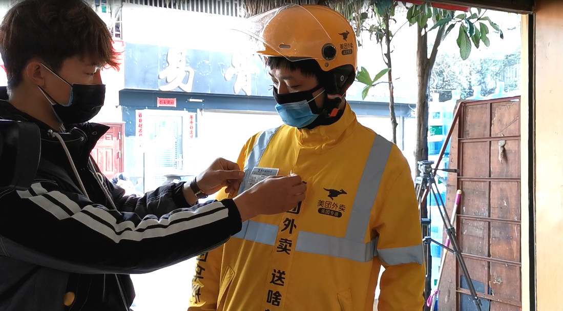 外卖小哥，用车轮温暖着昆明