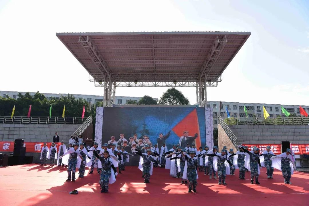 机器人在技能大赛上尬舞,机器人魔性斗舞