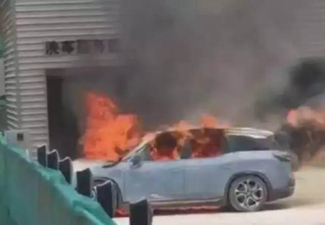 iphone老是锁机,iphone老是关机怎么回事