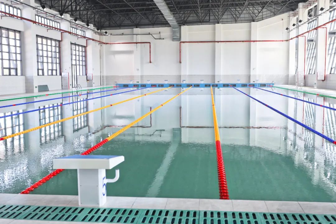 万人广场恒温游泳馆,万人体育场游泳馆