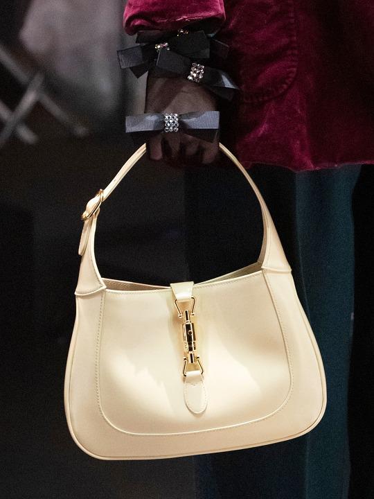 2023新款时尚半圆马鞍包,新款时髦高级感包