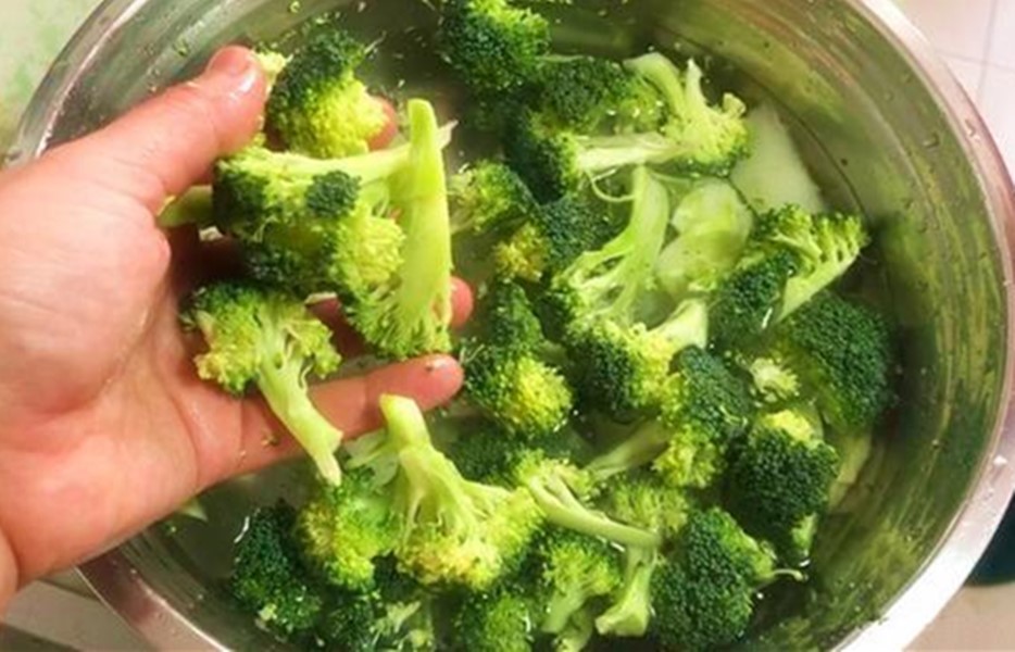 西兰花用清水能洗干净吗,白色西兰花怎么泡去脏东西