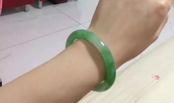 什么是油青翡翠,油青翡翠原石的价值