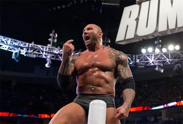 wwe高柏被巴蒂斯塔打,战神高柏和野兽巴蒂斯塔谁更厉害