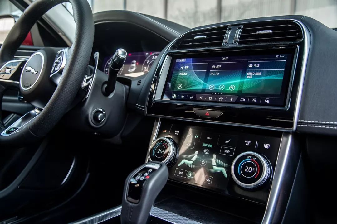 在传统手机和智能手机之间,是一辆奥迪Q8