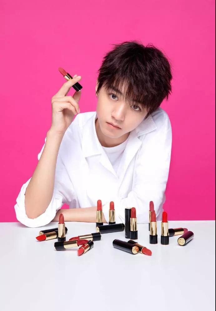 涂上自己喜欢的口红,涂上像自己本身唇色的口红