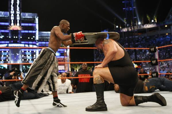 wwe比赛阿里,wwe拳王霍利菲尔德